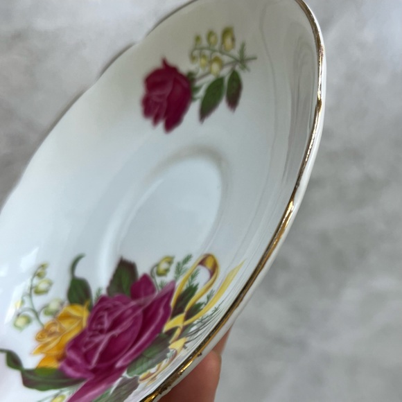 🎈2/$30 - REGENCY Bone China TEACUP & SAUCER. Roses & Lily of the Valley. - Picture 8 of 8
